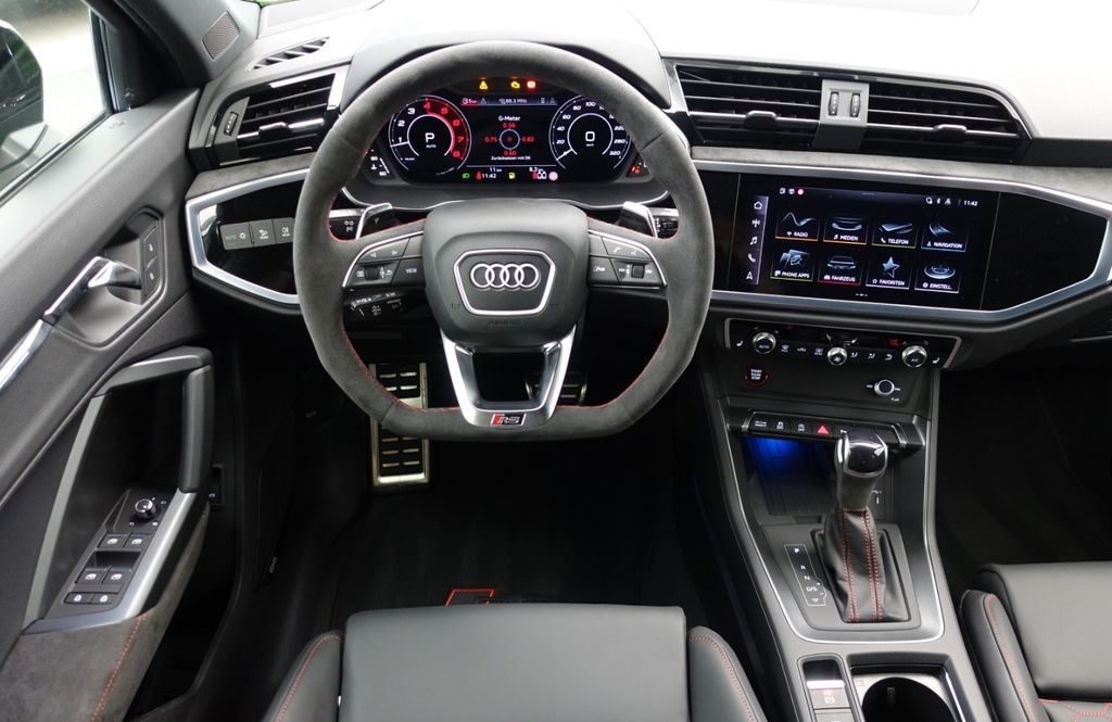 AUDI RS Q3 Sportback TFSI quattro | předváděcí auto | skladem | super cena | max výbava | černá metalíza | online prodej | online nákup | autoibuy.com